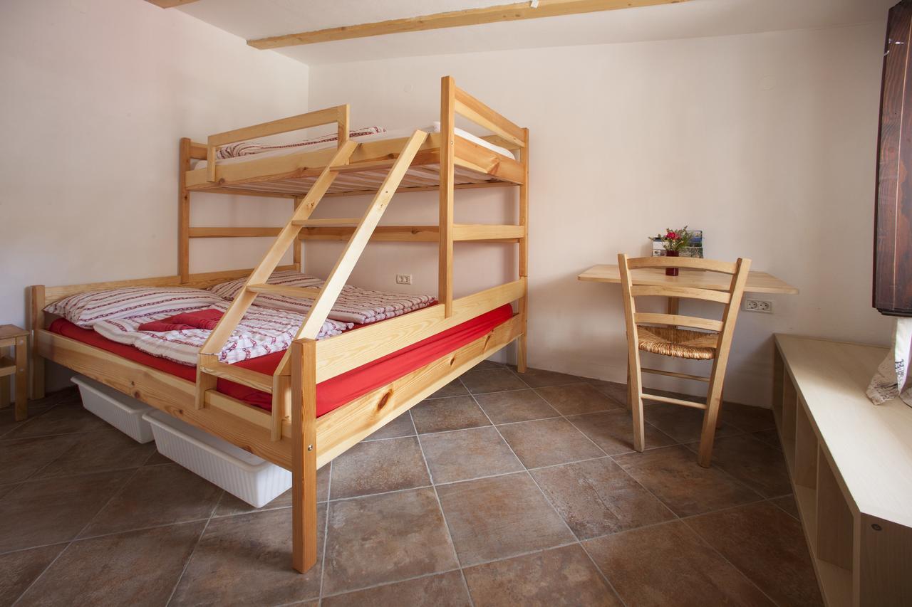Hostel Xaxid Črni Kal エクステリア 写真