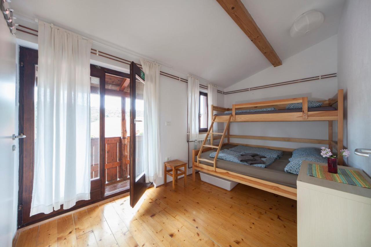 Hostel Xaxid Črni Kal エクステリア 写真