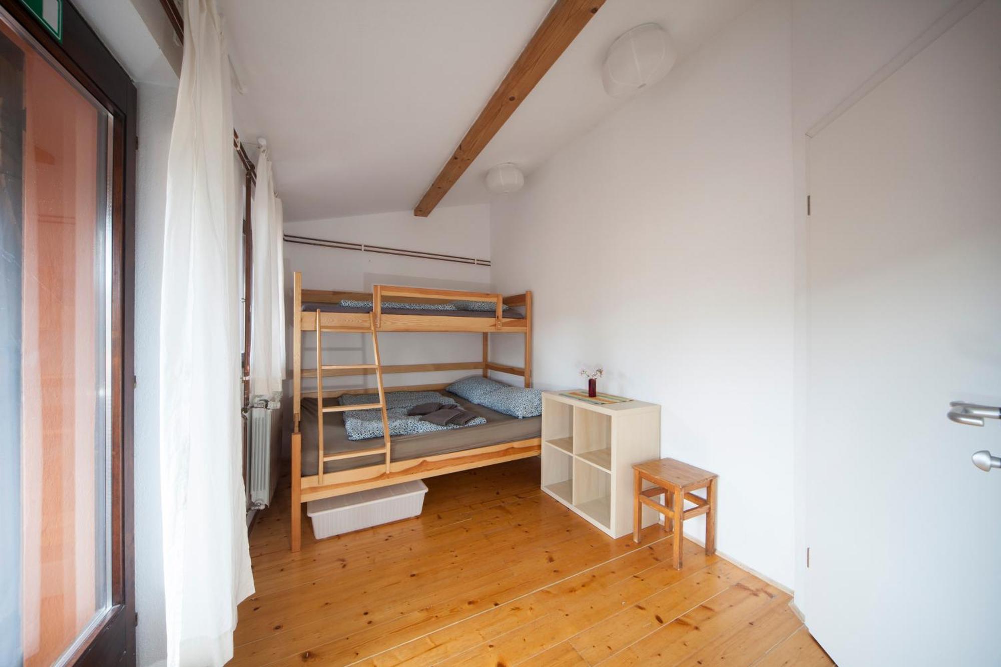 Hostel Xaxid Črni Kal エクステリア 写真